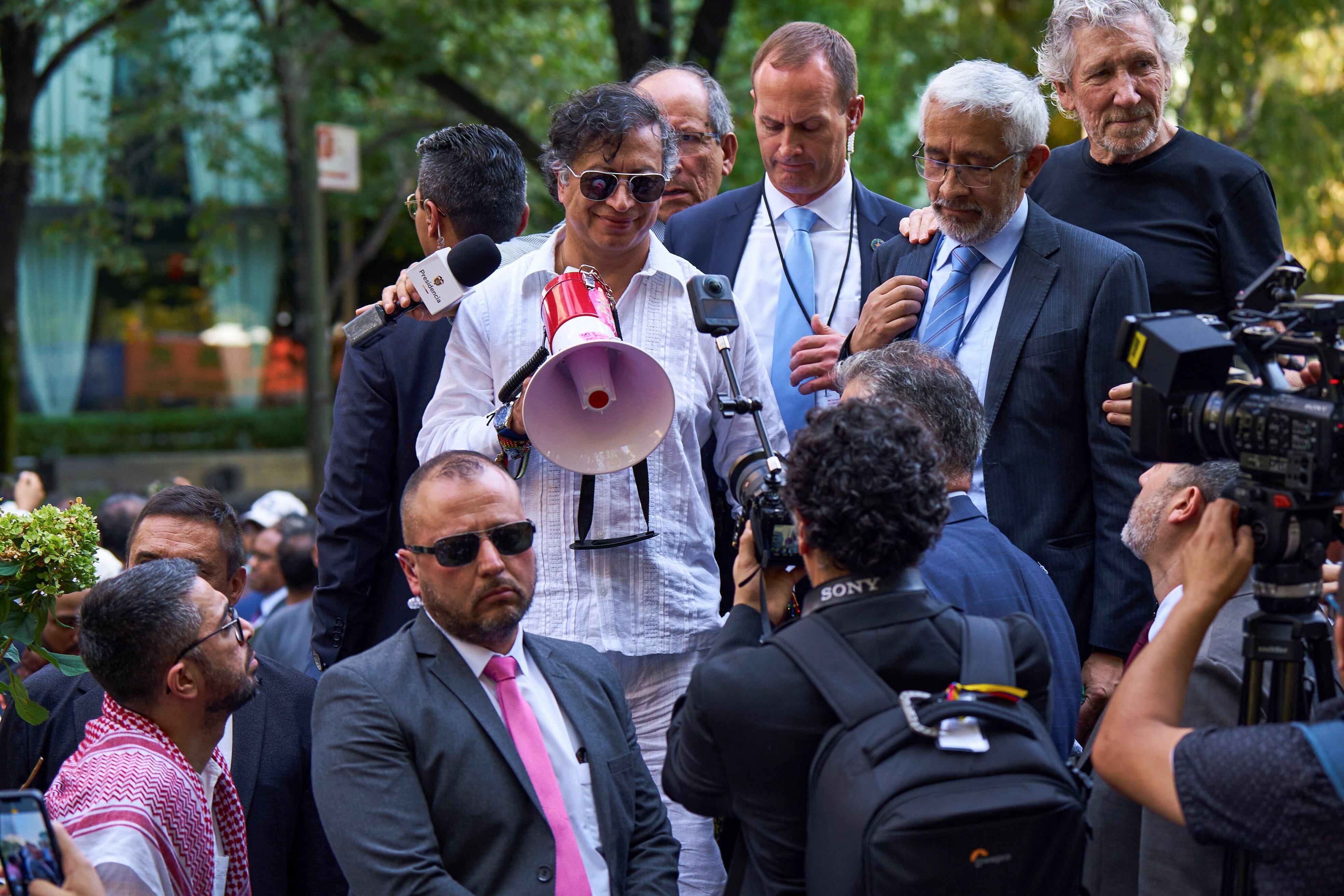 Petro se compromete a proteger la embajada de Estados Unidos ante los temores por las protestas a favor de Palestina