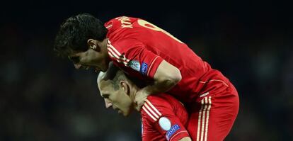 Robben celebra su gol con Javi Martínez. 