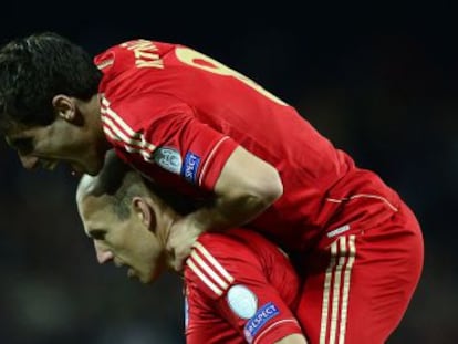 Robben celebra su gol con Javi Martínez. 