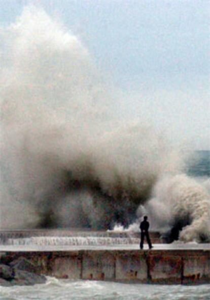 Un hombre contempla las olas en la playa de Mar Bella, en Barcelona.