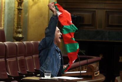 Sabino Cuadra exhibe una ikurriña desde la tribuna del Congreso.