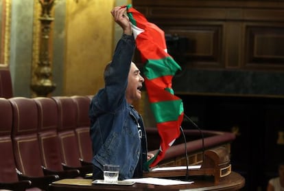 Sabino Cuadra exhibe una ikurriña desde la tribuna del Congreso.