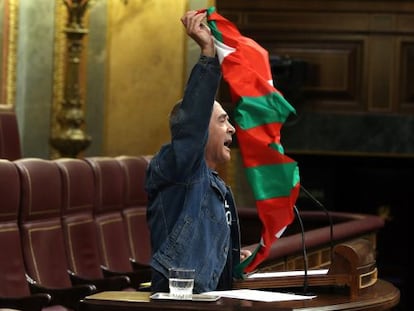 Sabino Cuadra exhibe una ikurriña desde la tribuna del Congreso.