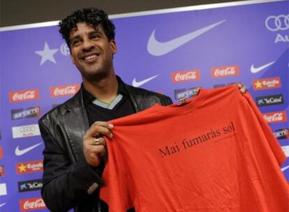 Frank Rijkaard posa con la camiseta que le regalaron