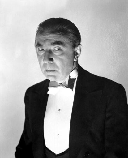 <p>El austro-húngaro Béla Ferenc Dezső Blaskó (1882-1956), más conocido como Bela Lugosi, murió a los 73 años de un ataque al corazón, pero antes ya había muerto 36 veces frente a las cámaras. Considerado uno de los actores clásicos del cine de terror (trabajó en 116 películas), cuenta la leyenda que fue enterrado vestido con el traje del Conde Drácula, interpretación que le dio la fama en 1931 cuando se estrenó la primera versión cinematográfica de este personaje aficionado a la sangre.</p> <p><strong>Muertes más memorables.</strong> 'Romeo y Julieta, de Shakespeare' y 'Drácula, de Bran Sotker'.</p>