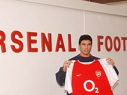 Reyes muestra, feliz, la camiseta del Arsenal en su primer acto oficial en el club londinense.