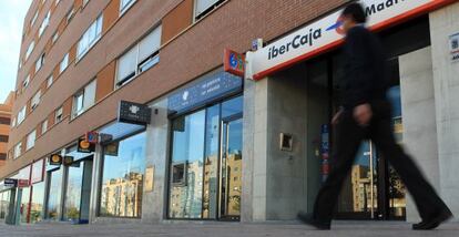 Fachadas de varias cajas en el barrio de Sanchinarro, en Madrid.