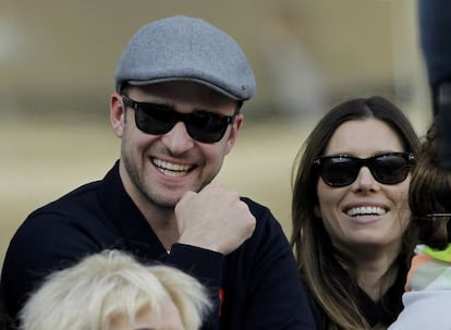 El cantante Justin Timberlake y su mujer la actriz Jessica Biel, pasan un buen contemplando el partido.