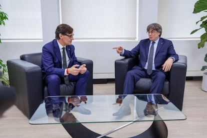 Reunión de Salvador Illa y Carles Puigdemont en Bruselas, este martes.