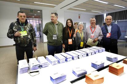 Apoderats dels partits polítics en una mesa electoral de Terrassa.