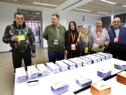 Apoderats dels partits polítics en una mesa electoral de Terrassa. 