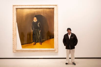 Schnabel posa junto a su retrato de José Ramón Antero.