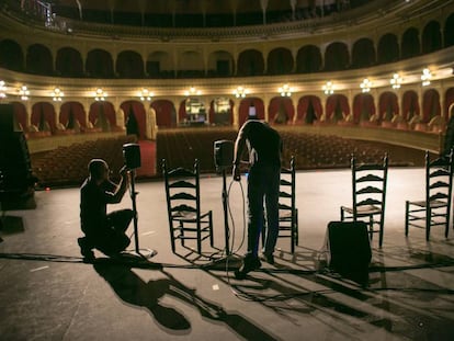 Preparativos previos a un espectáculo en el Gran Teatro Falla de Cádiz.