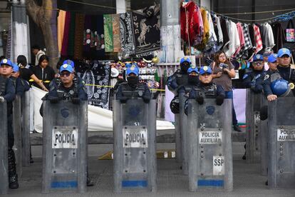 Elementos de la policía frente a puestos ambulantes en la Avenida Juárez, en Ciudad de México. 