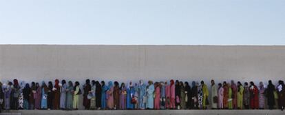 Miles de mujeres hacen cola en Agadir (Marruecos) para intentar ser contratadas como temporeras en la recogida de la fresa en Huelva.
/ alejandro ruesga
Los empresarios españoles hacen caminar a las aspirantes para comprobar que no tienen problemas físicos.
