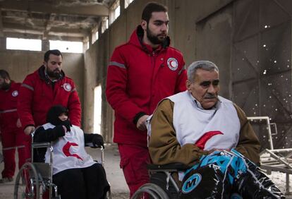 El personal de la Media Luna Siria ha podido llegar a la zona con sillas de ruedas para trasladar a los más dependientes del barrio de Bustan al-Qasr a una zona controlada por el régimen.