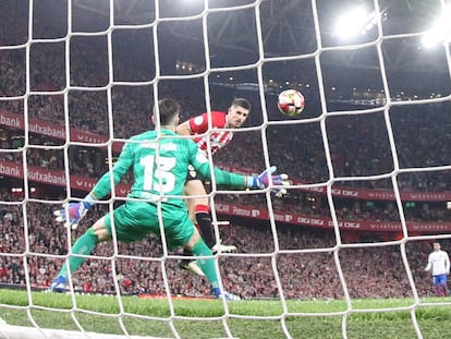 El centrocampista del Athletic Ohian Sancet marca un gol durante los cuartos de final de la Copa del Rey ante el Barcelona.