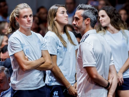 El seleccionador, Jorge Vilda, junto a Irene Paredes y Patri Guijarro, hace tres semanas en Las Rozas.