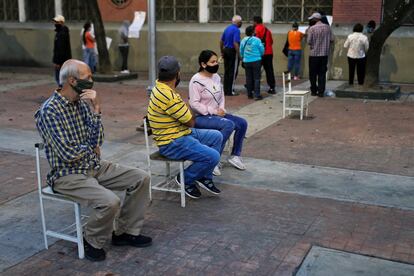 Un grupo de votantes espera ejercer su derecho en las elecciones de Venezuela, en el centro electoral de Caracas. El sector opositor que lidera Guaidó llamó a boicotear los comicios, tras apuntar que no existen condiciones mínimas para una elección justa.