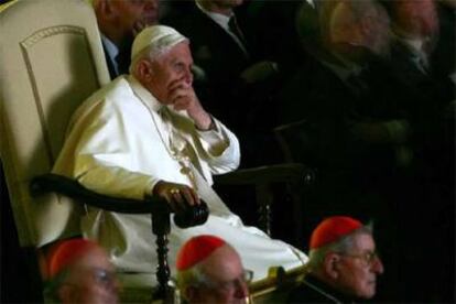 Benedicto XVI, en el Vaticano el jueves viendo una película sobre su antecesor.