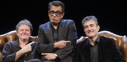 Juan Luis Cano (izquierda) y Guillermo Fesser (derecha) posan junto a Andreu Buenafuente en la presentación de 'Nadie sabe nada'.