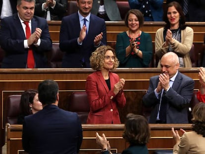 Re-elected speaker in Congress, Meritxell Batet (c), is applauded by colleagues on Tuesday. 