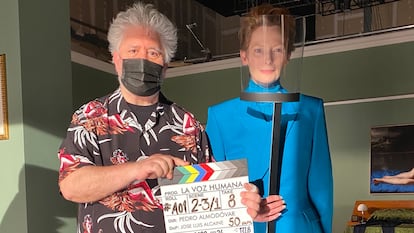 Tilda Swinton y Pedro Almodóvar en el rodaje de 'La voz humana'.