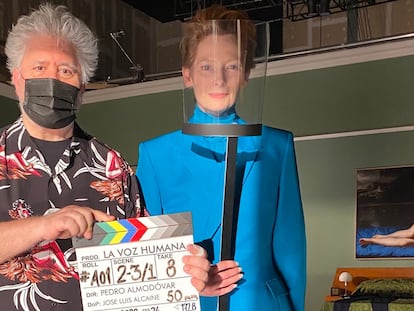 Tilda Swinton y Pedro Almodóvar, en el rodaje de 'La voz humana'