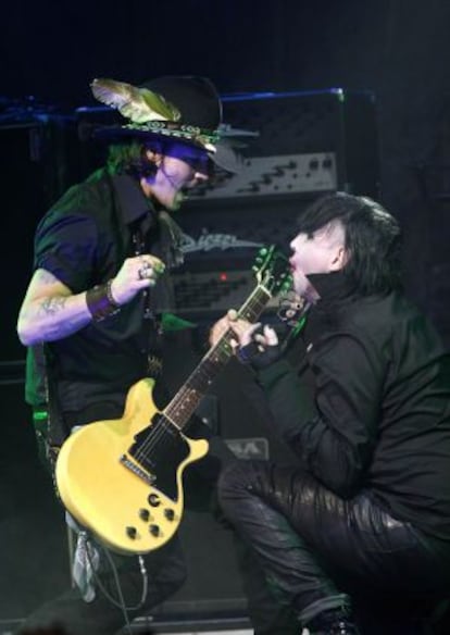 Johnny Depp acompaña con su guitarra a su amigo Marilyn Manson, el 11 de abril de 2012.