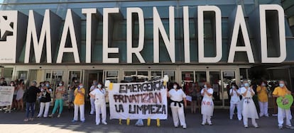 Trabajadoras de la limpieza del Hospital Gregorio Marañón durante una concentración a las puertas del centro hospitalario con motivo de la huelga de 48 horas que iniciaron este lunes en protesta por la privatización del servicio.