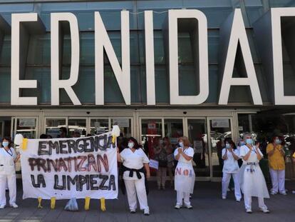 Trabajadoras de la limpieza del Hospital Gregorio Marañón durante una concentración a las puertas del centro hospitalario con motivo de la huelga de 48 horas que iniciaron este lunes en protesta por la privatización del servicio.