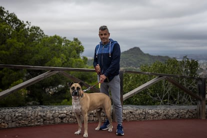 Antonio Quijada junto a su perro en la zona alta de Torre Baró.