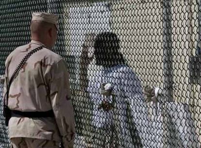 Un soldado de EE UU vigila a uno de los prisioneros en el penal de la base de Guantánamo.