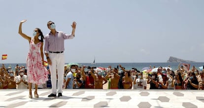 Los Reyes posan en el paseo marítimo de Benidorm.