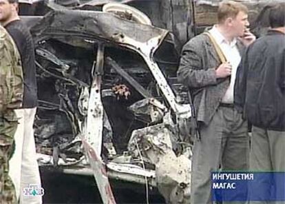 Una imagen de la cadena rusa NTV muestra los restos de coches destruidos por la explosión del camión bomba en Ingushetia.