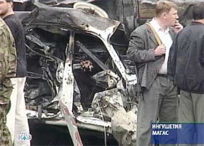 Una imagen de la cadena rusa NTV muestra los restos de coches destruidos por la explosión del camión bomba en Ingushetia.