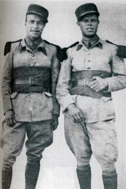 El <i>légionnaire</i> español Serapio Iniesta, a la izquierda, con otro compatriota enrolado en la Legión Extranjera, en 1940.