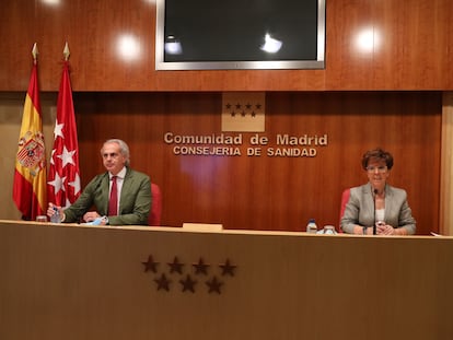 El consejero de Sanidad en funciones de la Comunidad de Madrid, Enrique Ruiz Escudero, y la directora general de Salud Pública, Elena Andradas, en la rueda de prensa del pasado 21 de mayo.