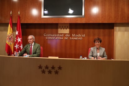 El consejero de Sanidad en funciones de la Comunidad de Madrid, Enrique Ruiz Escudero, y la directora general de Salud Pública, Elena Andradas, en la rueda de prensa del pasado 21 de mayo.