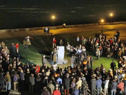 Cientos de personas asistieron a la inauguración de una plaza dedicada al voluntariado en el Coído de Muxía.