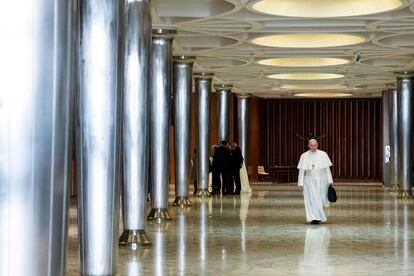 El Papa Francisco asiste a la cumbre vaticana de cuatro días sobre la crisis mundial de abuso sexual, en el Vaticano.