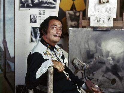 Dalí, al seu estudi de Portlligat.