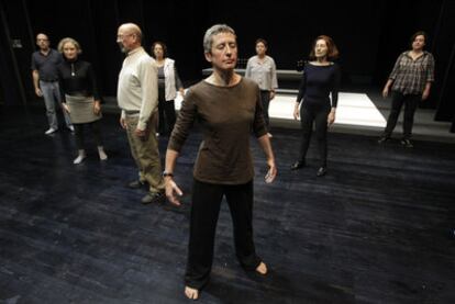 El público prueba el trabajo del actor en el taller 'Espectadores en acción' del teatro de La Abadía.