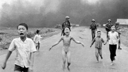 La niña Kim Phuc, en el centro, en la histórica imagen del bombardeo estadounidense con napalm que tomó Nick Ut el 8 de junio de 1972.