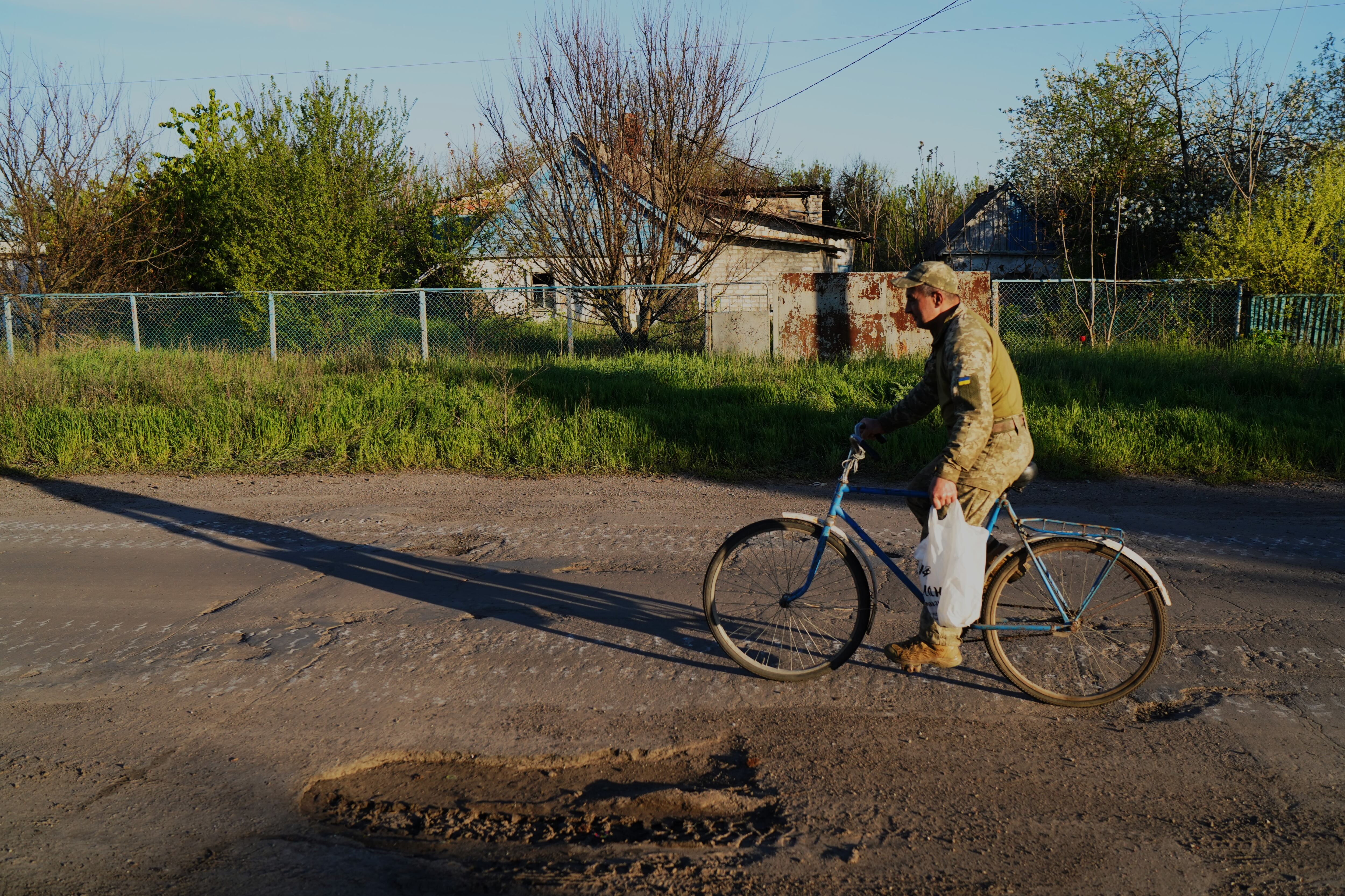 Alexander Karman regresa en bicicleta de recoger el rancho del punto donde lo deja el ejército en Huliapole (región de Zaporiyia), el 3 de mayo de 2023.