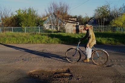 Alexander Karman regresa en bicicleta de recoger el rancho del punto donde lo deja el ejército en Huliapole (región de Zaporiyia), el 3 de mayo de 2023.
