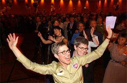 Cientos de parejas recién casadas celebran la revolucionaria iniciativa del Ayuntamiento de San Francisco.