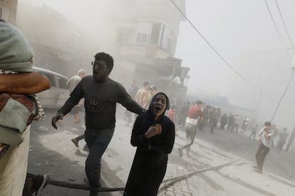 Varios palestinos corren tras un ataque israelí en un edificio de viviendas en Jan Yunis, al sur de la franja de Gaza. 