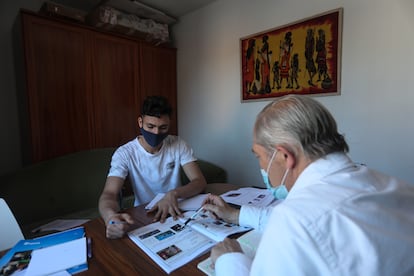 Mohamed Sadiki estudia por las tardes y trabaja a media jornada como panadero. 