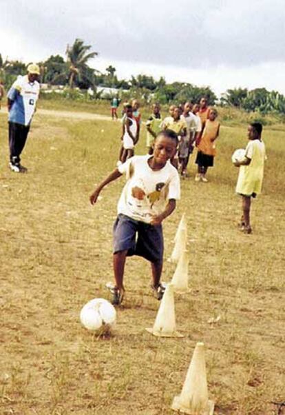 Niños africanos se entrenan en 2004 en la Academia Cultural de Fútbol Solidario de Camerún.